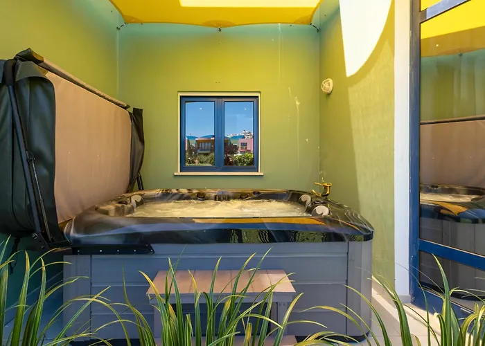 Vila Romantic With Private Hot Tub & Parking - Big Pool - Marina Access